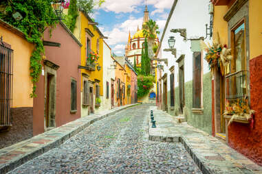 colourful cobblestone street, san miguel de allende